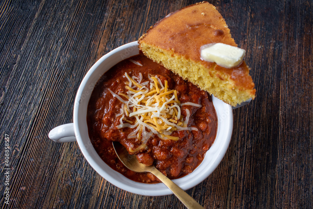 bowl of homemade chili with cornbread top view - obrazy, fototapety, plakaty 