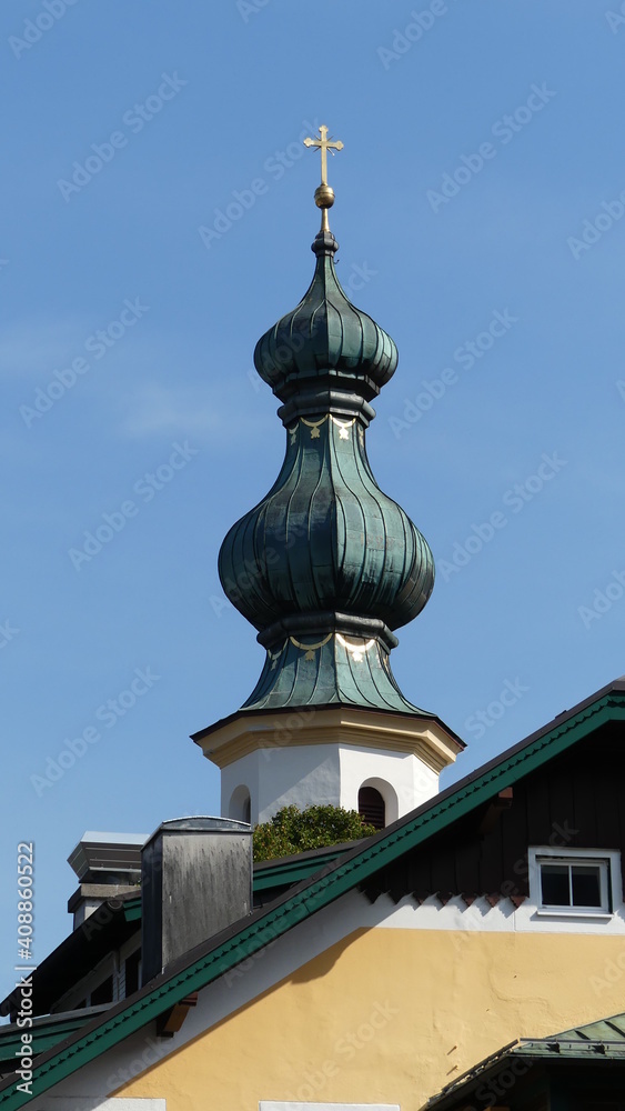 Kirchturm und Hausgiebel in St. Gilgen am Wolfgangsee, Salzkammergut, Österreich
