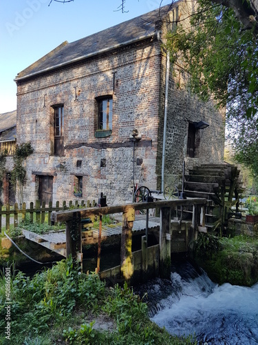 Maison avec moulin à eau en bord d'eau