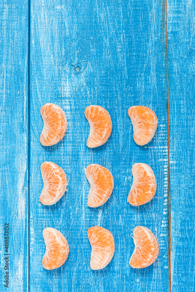 Naturaleza muerta de mandarinas sobre fondo azul Naturaleza muerta de mandarinas sobre fondo azul