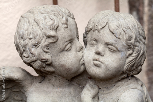 Zwei Engel die sich küssen als kleine Figur aus Stein © kasparart