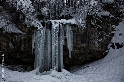 Cascade de la Fauge gelée pendant l'hiver 2020 2021 dans le Vercors
