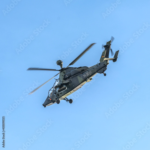 Fototapeta Naklejka Na Ścianę i Meble -  hélicoptère militaire Tigre de l'armée allemande Luftwaffe  en vol