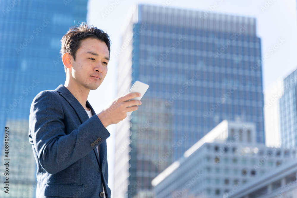 オフィス街に立つビジネスマン