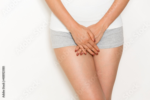股をおさえる女性	