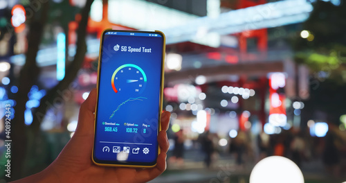 Wallpaper Mural 5g speed smartphone near mall Torontodigital.ca