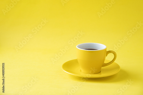 黄色のコーヒーカップと黄色の背景