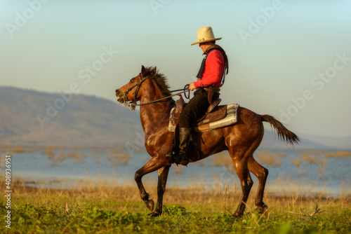 Foto Western cowboys riding horses