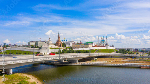 Foto Old town, historical center with Kazan Kremlin and Suyumbike Tower, Panoramic view of the city on a sunny summer day