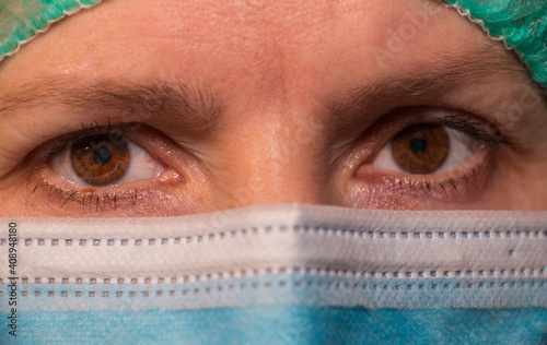 portrait of a masked doctor, action of doctors look in my eyes