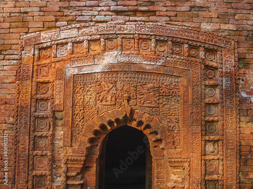 Fotografia Beautiful carved terracotta with Ramayana battle scene on entrance porch of Chot