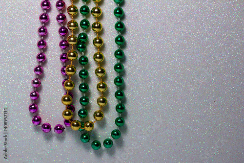Tela Macro defocused abstract view of traditional three-color Mardi Gras beaded costu