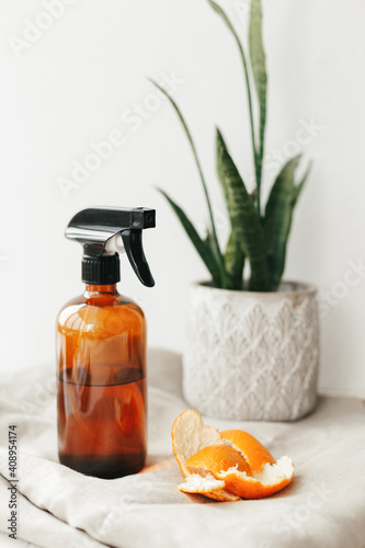 Foto All purpose cleaner natural homemade vinegar citrus peels.