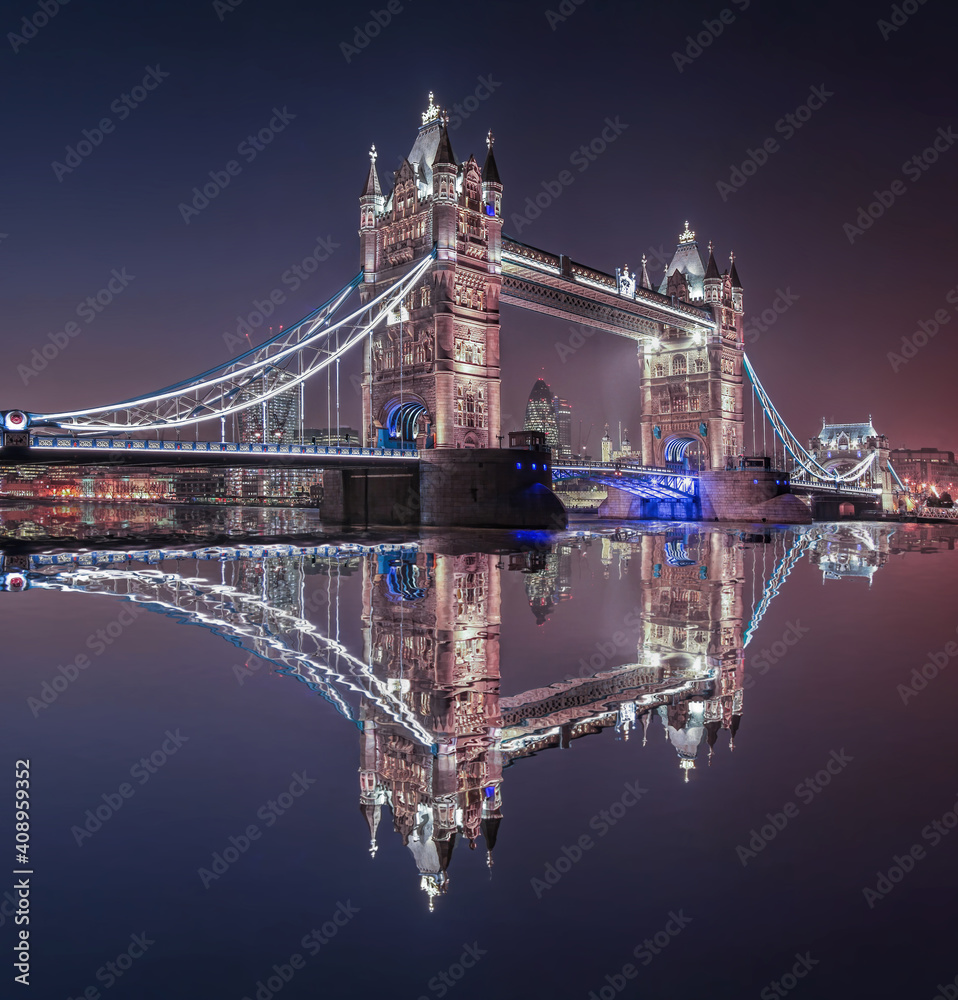 Fototapeta Tower Bridge z dramatycznym niebem w nocy w Londynie, Anglia, Wielka Brytania