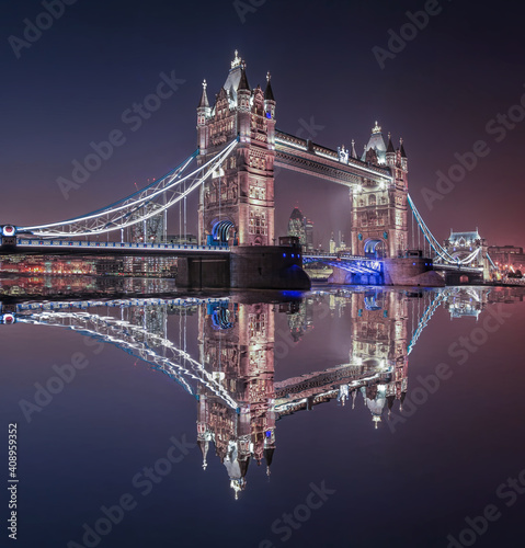 Carta da parati Londra - Carta da parati Tower Bridge with dramatic sky at night in London, England, UK