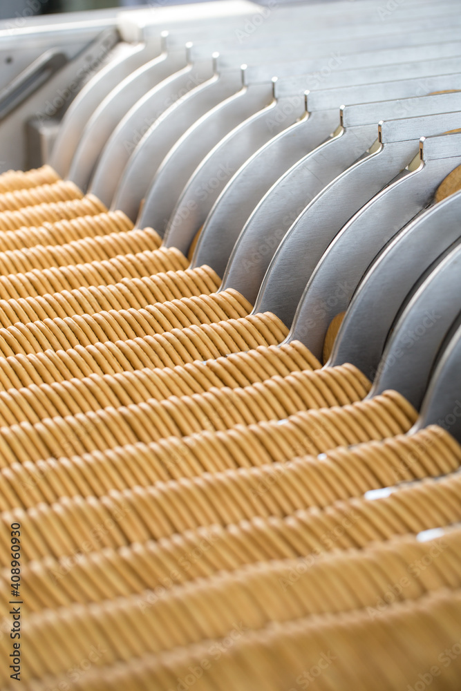 Obraz premium Biscuits on conveyor belt at factory
