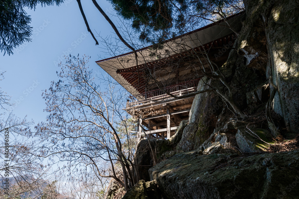 岩の上に建立された観音堂 岩の上に建立された観音堂