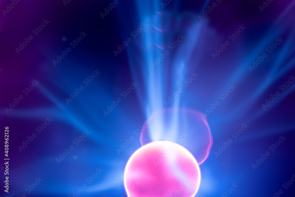 Obraz premium Plasma electric ball lightning lamp. Fascinating space video, close-up of electrical discharges with blue flames on a dark background