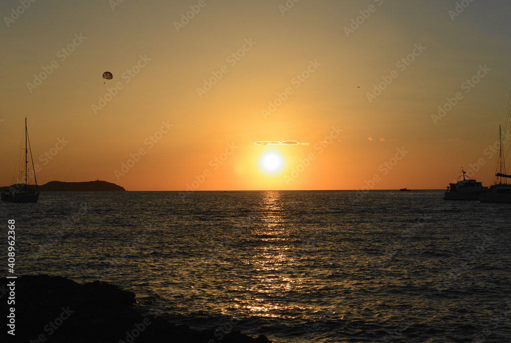 Paraglider im Sonnenuntergang auf Ibiza
