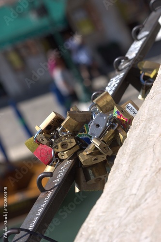 lucchetti lasciati sul parapetto del ponte di Rialto a Venezia come pegno d'amore  photo