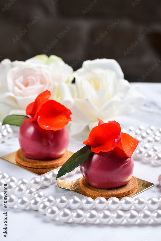 Smal cakes with roses