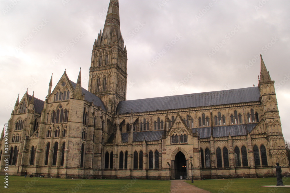 Obraz premium Salisbury cathedral cloudy