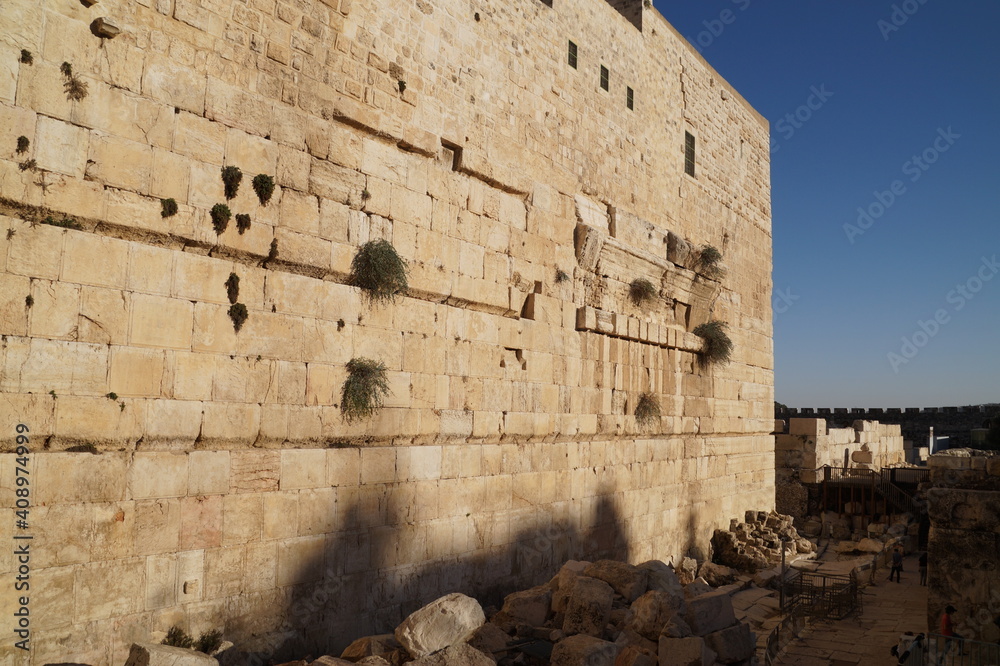 the wailing wall in jerusalem