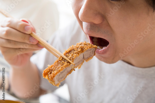 食べる　食欲　肉を食う若者