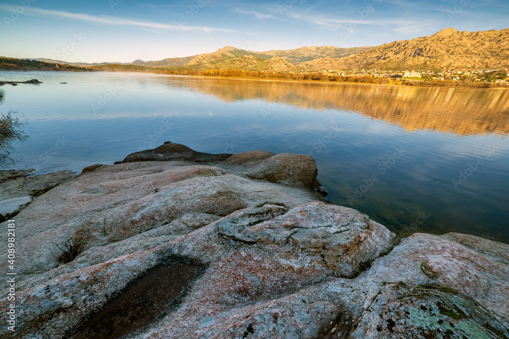 Tranquilidad en el embalse de Santillana. Madrid. España. Europa.