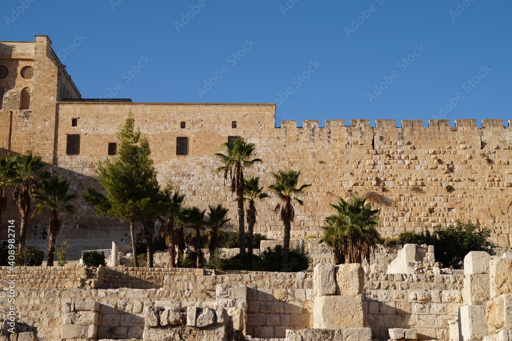 the wall of old jerusalem
