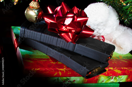 Fototapet Plastic AR-15 magazines for Christmas with ammo under a red bow