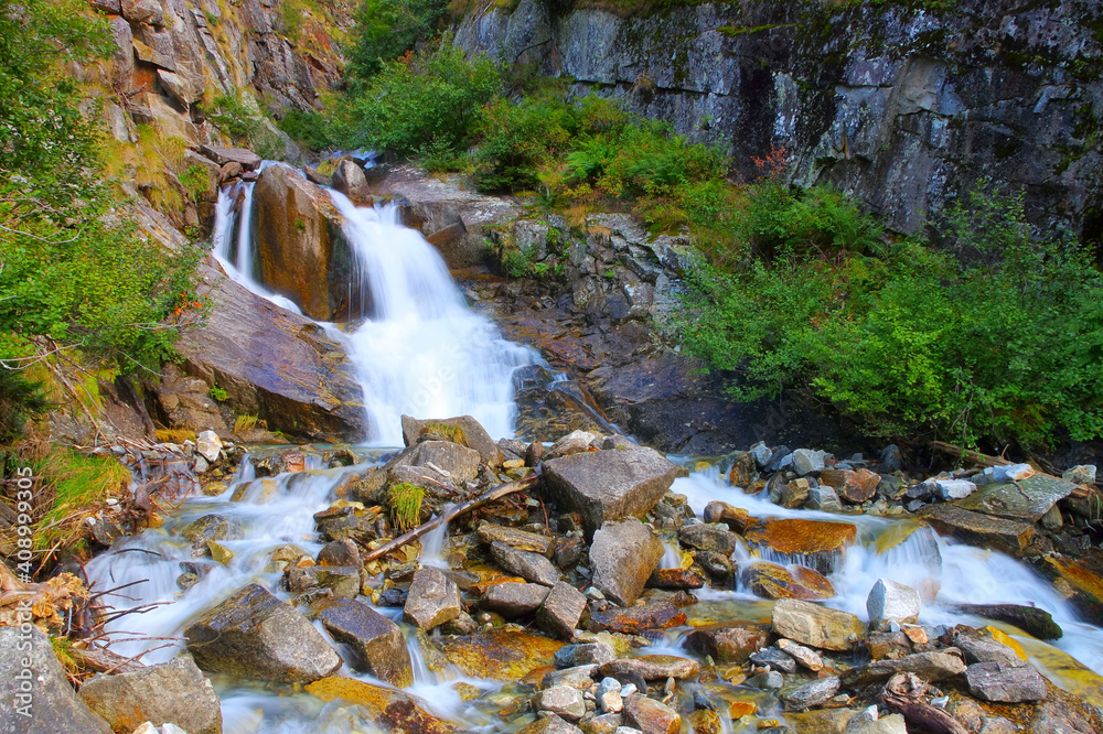 Wasserfall im Maggiatal, Tessin in der Schweiz - waterfall in the Maggia Valley, Ticino in Switzerland