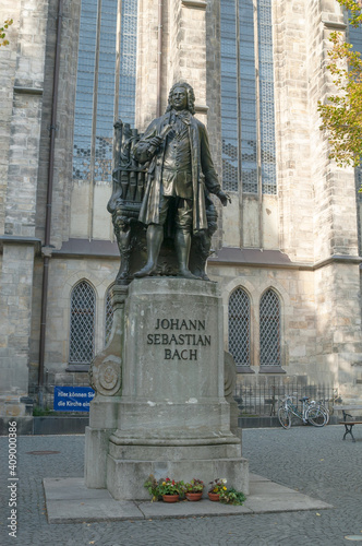 Johann Sebastian Bach Denkmal (O.W. Scharenberg, C. Seffner) vor der Thomaskirche in Leipzig