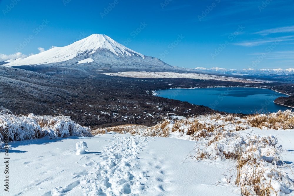 Fototapeta premium 新雪の山中湖村明神山から雪化粧の富士山