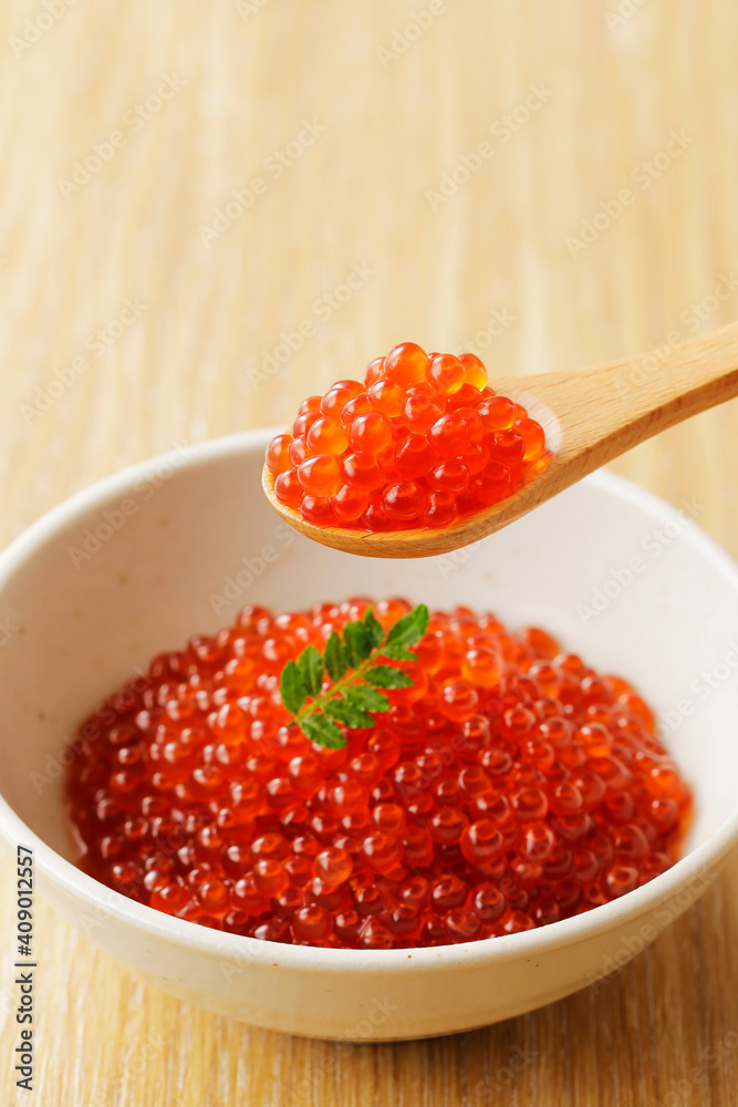 いくらの醤油漬けをスプーンで持ち上げる Japanese soy sauce with the salmon roe いくらの醤油漬けをスプーンで持ち上げる Japanese soy sauce with the salmon roe