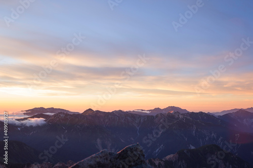 夕暮れの槍ヶ岳から見る裏銀座縦走路方面