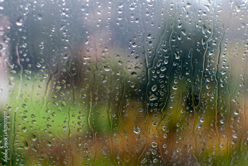 gotas de lluvia sobre cristal de ventana. Vista desde el interior del hogar en un día triste y lluvioso de invierno en Galicia, España