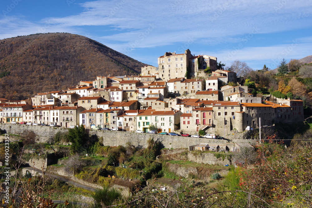 village de Mosset dans les montagnes des Pyrénées catalanes 