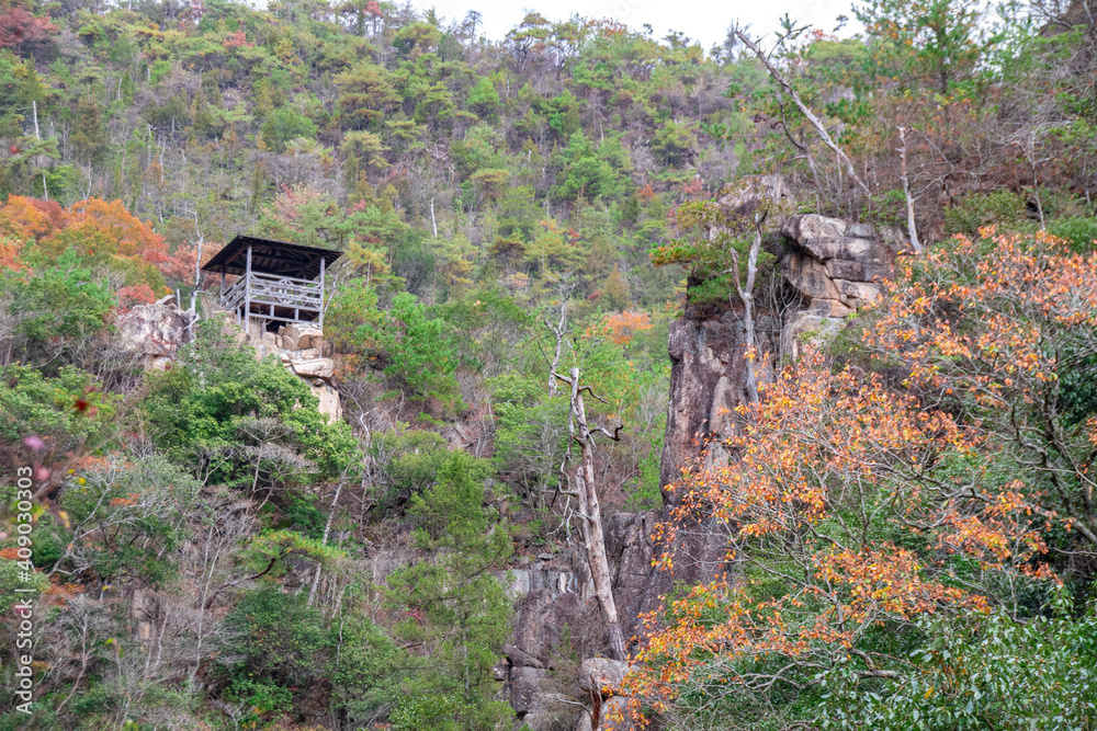 豪渓の懸崖と展望台 岡山県総社市 The criff and the viewing platform at Gokei valley in Soja city, Okayama pref. Japan. 豪渓の懸崖と展望台 岡山県総社市 The criff and the viewing platform at Gokei valley in Soja city, Okayama pref. Japan.