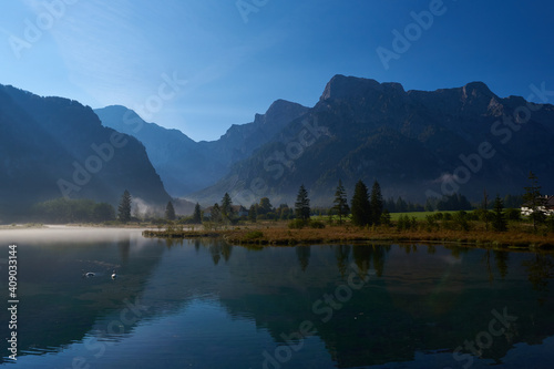 Der Almsee in Oberösterreich an einem Morgen im Herbst 