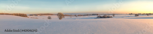 Oberschwaben Winter Landschafts Panorama im Abendrot mit weitem Schneefeld 