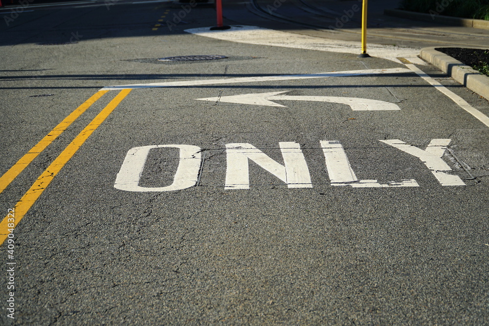 Obraz premium Asphalt lane in big modern city with only left symbol 