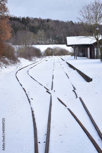 einsamer Bahnhof im Schnee photo