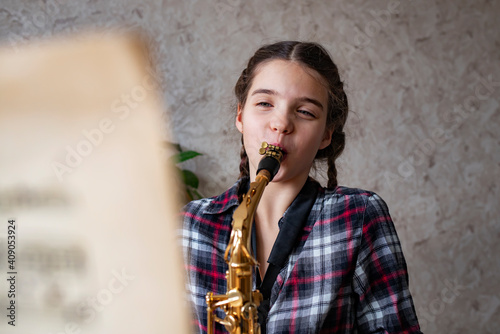 фотографія The girl learns to play the saxophone