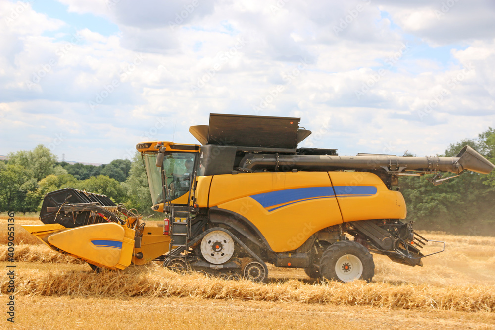 Obraz premium Combine Harvester at work 
