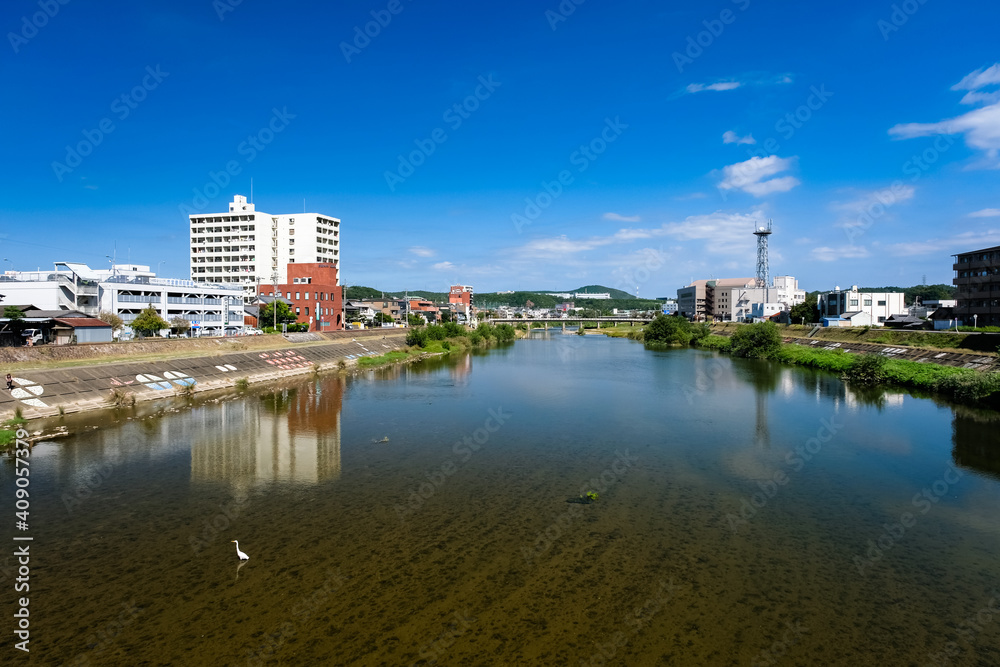 Obraz premium 岐阜県多治見市 昭和橋から眺める土岐川と多治見の街並み