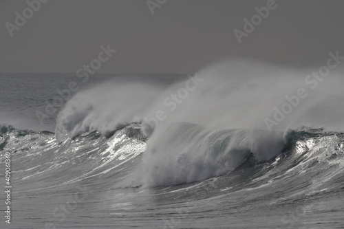 Wave with spray © Zacarias da Mata