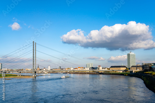 Rheinkniebrücke in Düsseldorf, Deutschland © shokokoart
