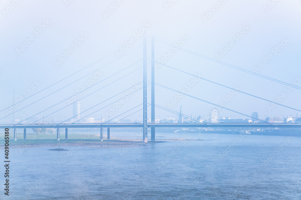 Nebel am Rhein in Düsseldorf, Deutschland