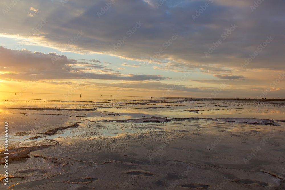 Obraz premium A sunset over a beach quality photo